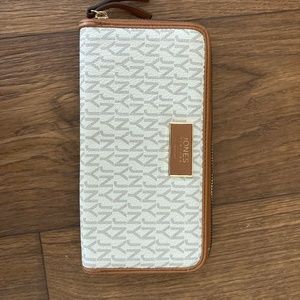 Jones New York wallet